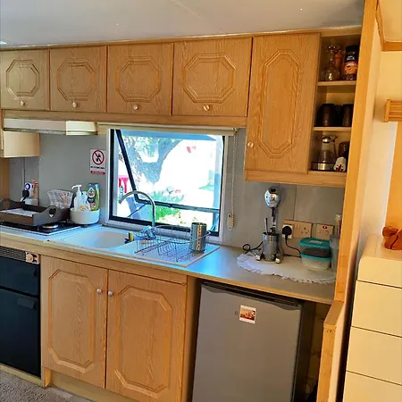 Nefeli's Dollhouse Caravan 3 Minutes From مكان تخييم Geroskipou