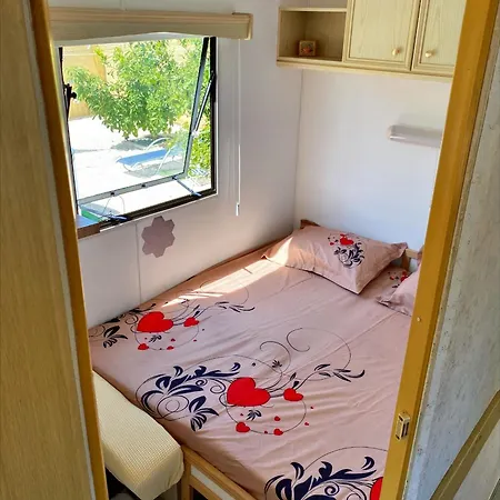 Nefeli's Dollhouse Caravan 3 Minutes From مكان تخييم Geroskipou