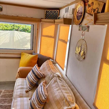 Nefeli's Dollhouse Caravan 3 Minutes From مكان تخييم