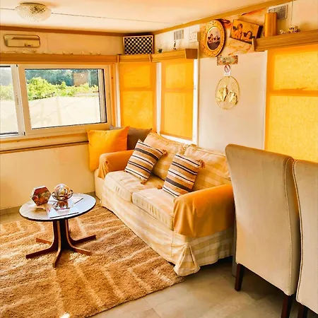 Kemping Nefeli's Dollhouse Caravan 3 Minutes From Jeroszkípu