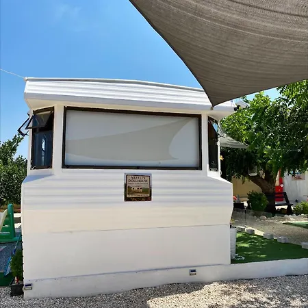 Nefeli'S Dollhouse Caravan 10 Minutes From Paphos Airport Κάμπινγκ *