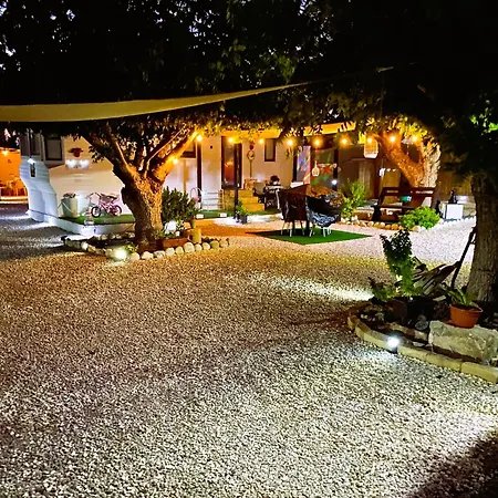 Κάμπινγκ Nefeli'S Dollhouse Caravan 10 Minutes From Paphos Airport