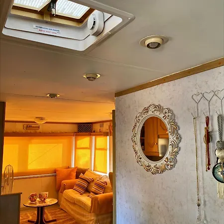 Nefeli'S Dollhouse Caravan 10 Minutes From Paphos Airport Geroskipou