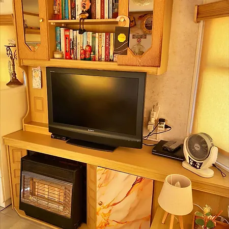 Nefeli's Dollhouse Caravan 3 Minutes From Campsite *