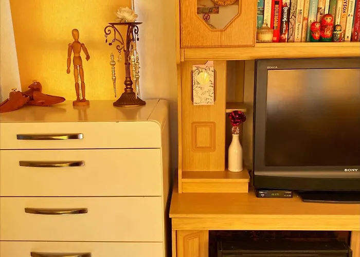 Nefeli's Dollhouse Caravan 3 Minutes From *